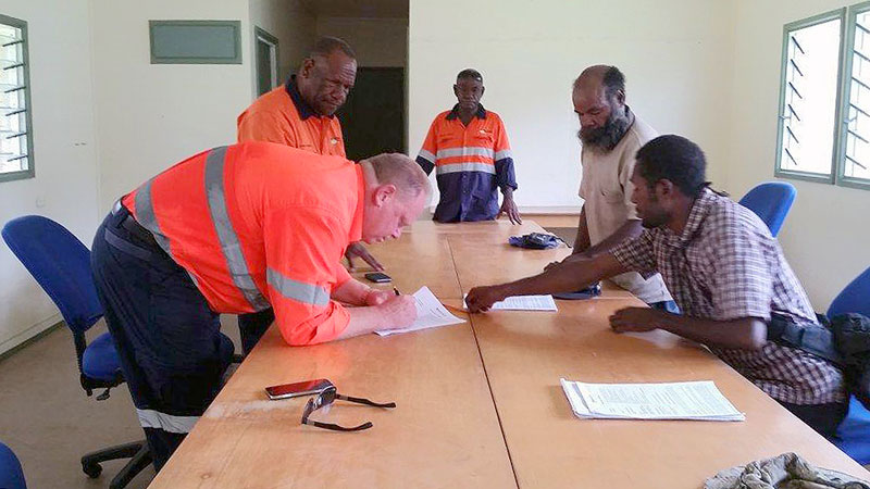 Mr Richards signing the Contract and DTS Directors’ Kisip Sakarias and Casper Yumbe look on. Witnessing the signing were WGJV community affairs officers.