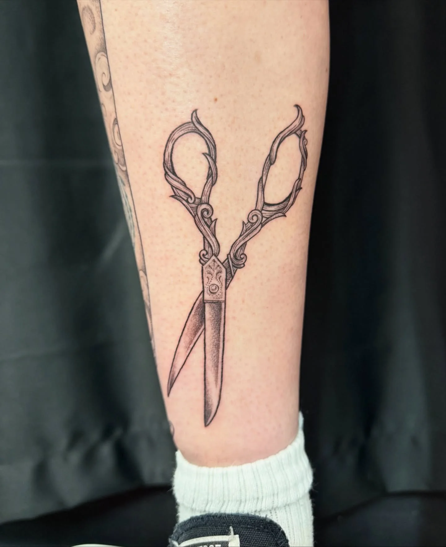 Crispyy and clean 😮&zwj;💨 Done by Jonika earlier this week!!

Contact the studio to book!
📧info@swtattoostudio.com
📞 (08)9791 9066
📱 0461 554 950

#tat #tattoo #blackandgrey #bngtattoo #scissors #scissortattoo #shintattoo #bunbury #local #locala