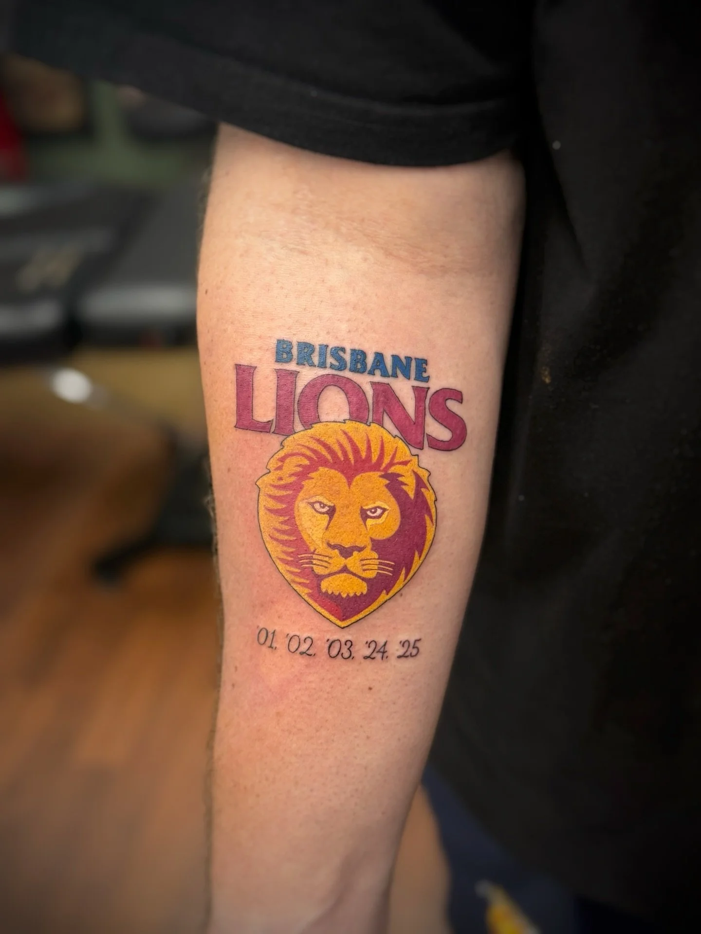 So crisp it looks like a sticker!! Another one by @theheavygauge 🙌🙌

Contact the studio to book!!
📧 info@swtattoostudio.com
📞 (08)9791 9066
📱 0461 554 950

#tat #tattoo #colour #colourtattoo #colourartist #forearmtattoo #football #afl #brisbanel