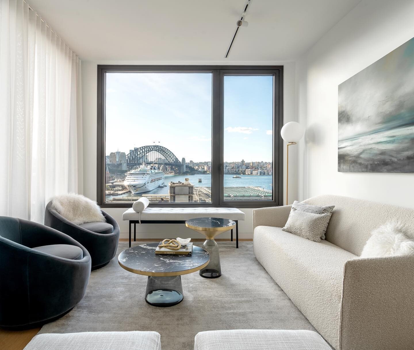 Our stunning City Residence project celebrates texture and light. Photos coming to our website soon, stay tuned.

📷 @chrislittlephotography 

#studioombreinteriordesign #australianinteriordesign #interiordesign #sydney #sydneyharbour #sydneyharbourb