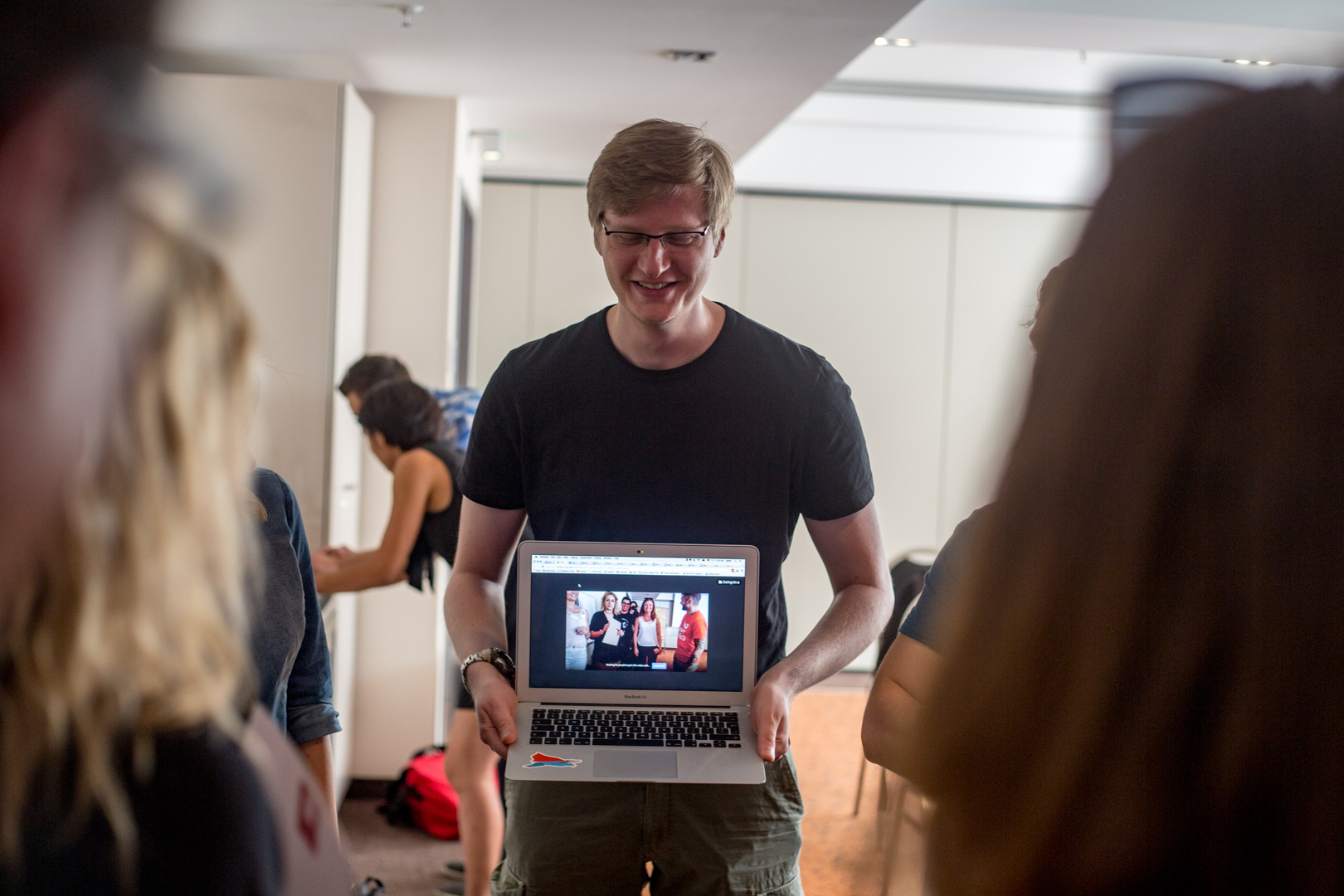 Product Manager Peter experiencing the challenges of working remote at the workshop “ Being in a local office : experience it yourself!” held by our UK and France Country Managers