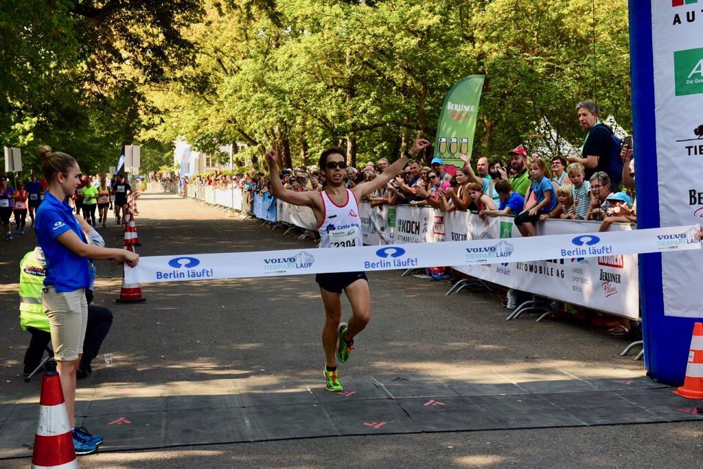 Ignasi crosses the finish line!