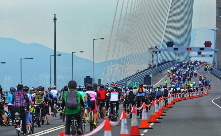 E-GO MOBILITY SUPPLIES RENTAL PTT SYSTEM TO CYCLE FOR MILLIONS On March 5th, the Cycle for Millions charity event brought out large crowds to the Stonecutters Bridge area. The event is held every year mainly to raise funds for Pok Oi Hospital's largest nursing and residential care home in Hong Kong and to promote cycling in the Hong Kong community.