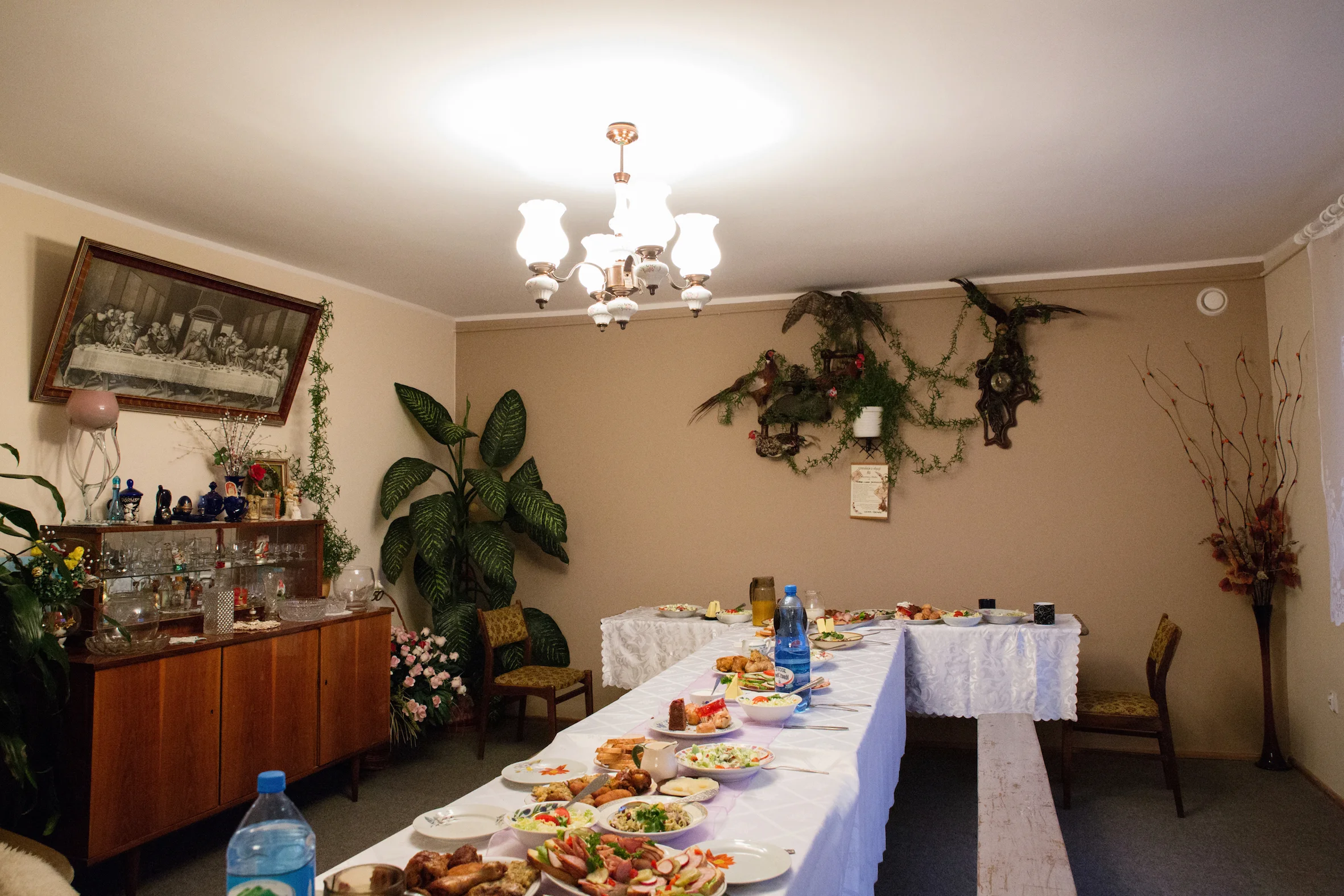 A room in the house of the deceased laid out to host Ostatnia Kawa, which means Last Coffee. During Puste Noce, family and friends gather to share Ostatnia Kawa, their final meal with the person to be buried the following day. -------- Pokój przygotowany do uroczystości Ostatniej Kawy . Podczas Pustych Nocy, rodzina i przyjadziele spotykają się na tz. Ostatnią Kawę, czyli ostatni posiłek z osobą, która będzie pogrzebana.