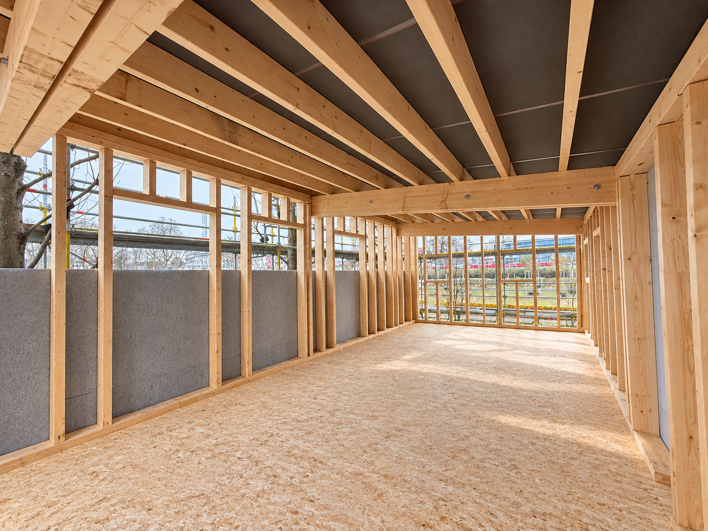 Unfertig­er Holzrahmenbau im Tageslicht.png