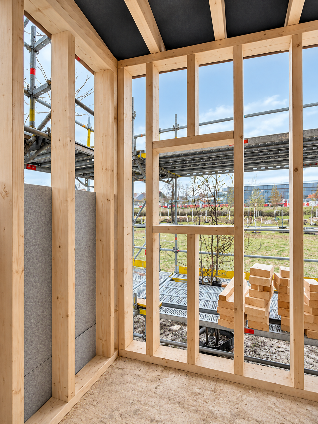 Unfertigter Holzrahmenbau mit Gerüst.png