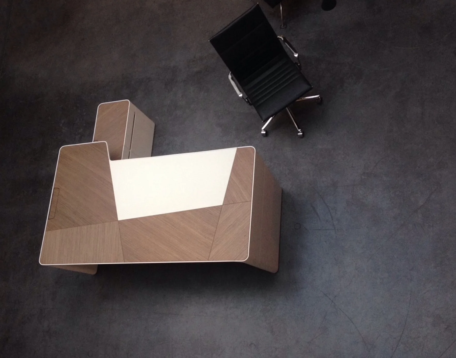 ebb900f07b01-bureau_DG__2.jpg