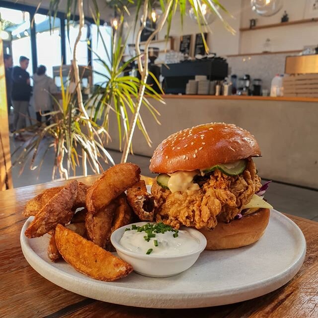Hump day lunch sorted ✅ Crispy buttermilk chicken burger with hand cut wedges 🤤  #kingofthecastlecafe #lovecentralgeelong #themainspring #openforgeelong
