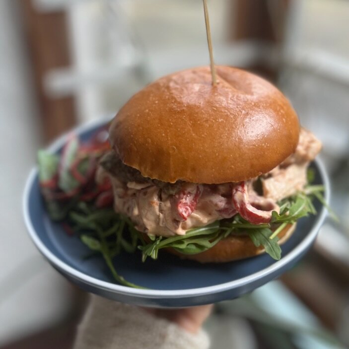 &bull; Mexican Chicken Cob &bull; 

Poached Mexican Spiced Chicken, Frijoles, Feta, Roast Red Pepper, Chipotle Mayo, Rocket, Brioche 

#mexican #mexicanchicken #mexicanfood #frijoles #brioche #feta #redpepper #chipotlemayo #tomatoes #leaf #foodinspo 