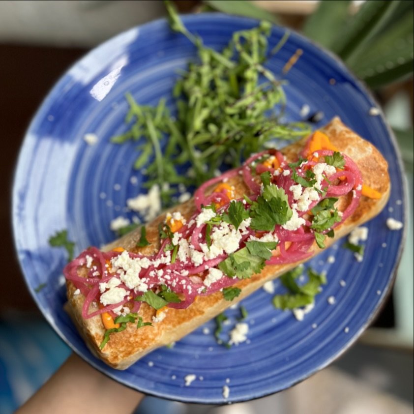 &bull; Tinga De Pollo Burrito &bull;

Chicken Tinga, Rice &amp; Turtle Bean, Feta, Pink Pickled Onion, Habanero Sauce, Tortilla Wrap 

#chickentinga #chicken #chickensandwich #turtlebean #habanero #pinkpickledonion #tortilla #sub #tomatoes #leaf #foo