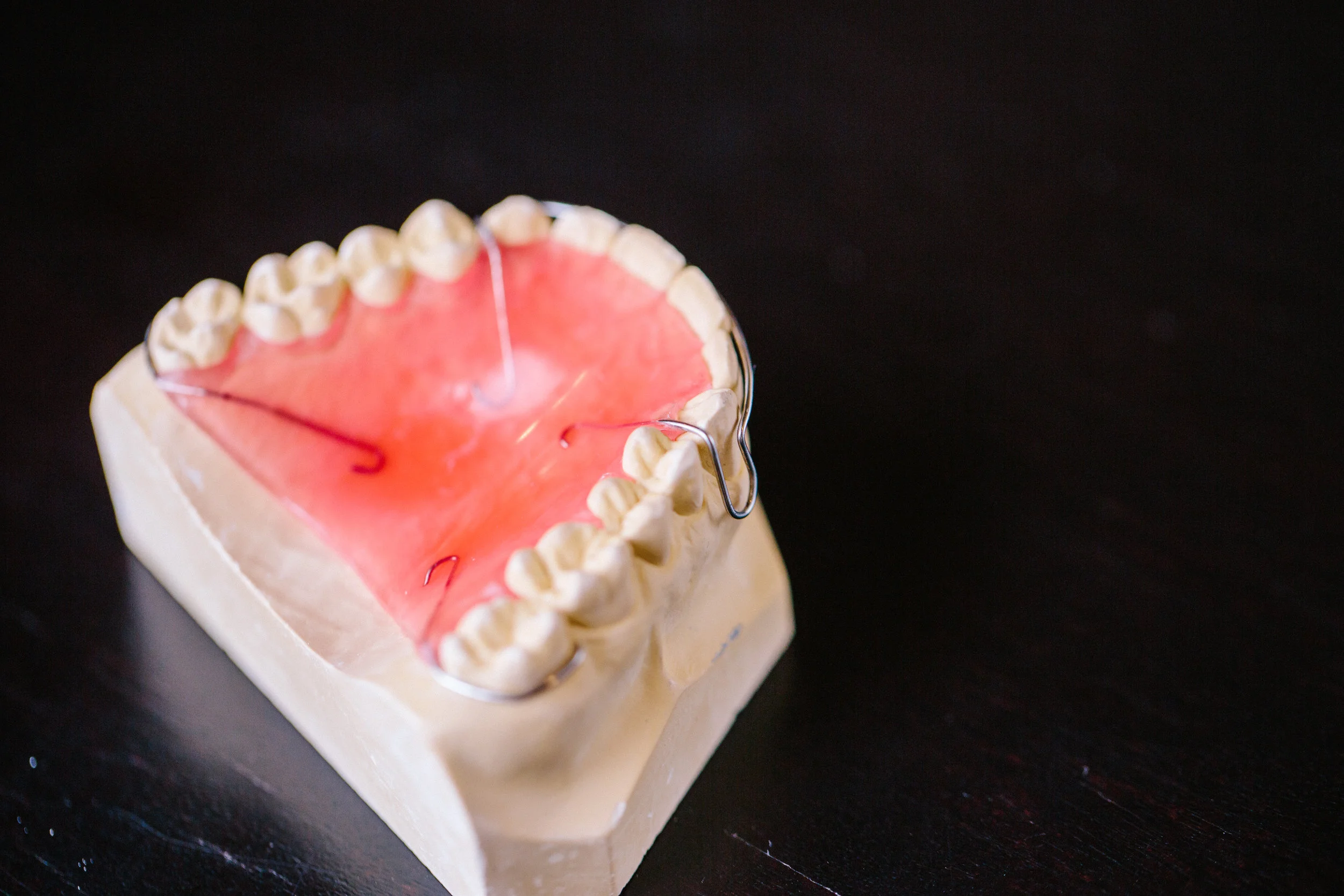 Tooth model with retainer