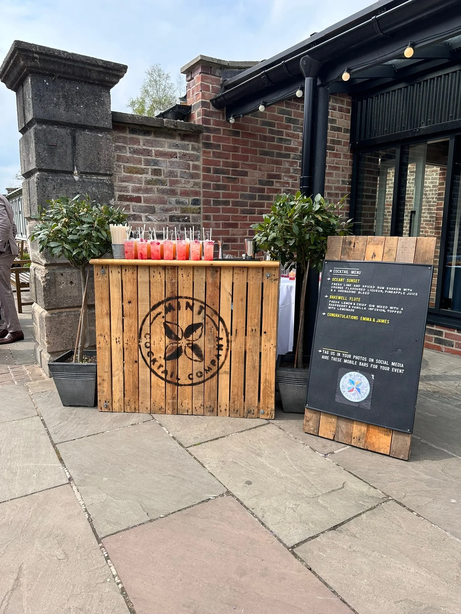 Mobile cocktail bar wedding