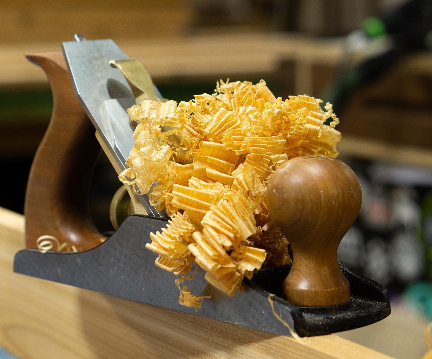 I love gold!
.
.
Cedar shavings on a sharp number 4 @lienielsentoolworks