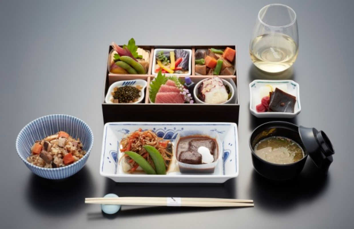 日本発ビジネスクラス、生キャビア使用の夏メニュー提供【アメリカン航空】