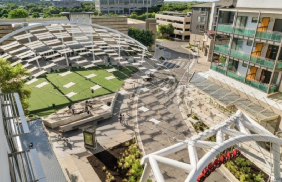 新たな複合施設「Roughrider Plaza」とは？【フリスコ】