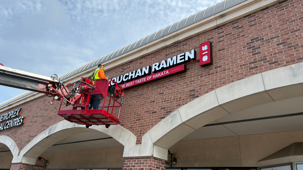【ダラス】KOUCHAN RAMEN Plano、開業準備が最終段階へ　看板設置・アルコール許可取得でグランドオープンに前進