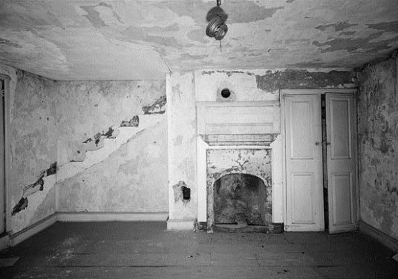 The museum house, no. 126, prior to restoration.