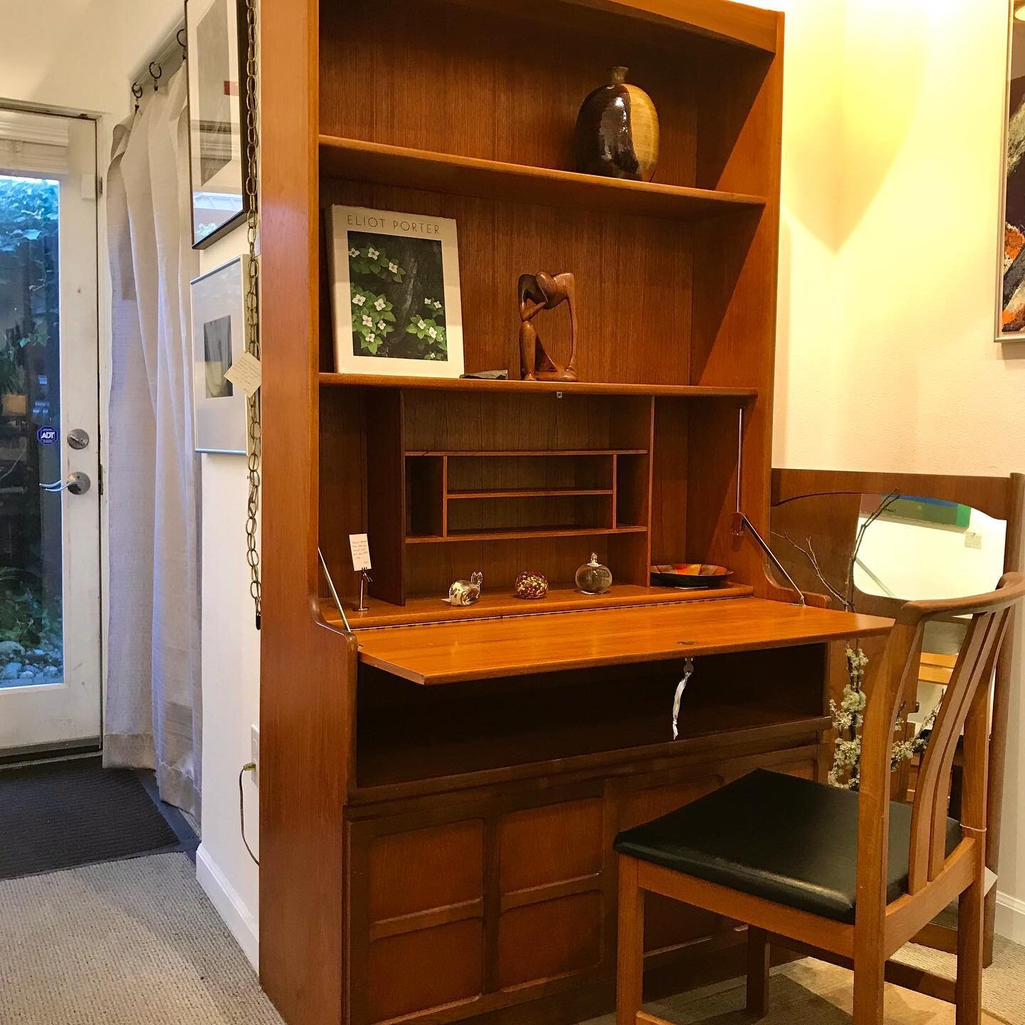 Do you NEED🥴 
your very own compact work space?! A private &ldquo;room&rdquo; of your own&mdash; a discrete, beautiful and organized retreat?! 😃
We may have the very thing for you or your Sweetie&mdash; 
your/their heart&rsquo;s desire...❤️

1970&r