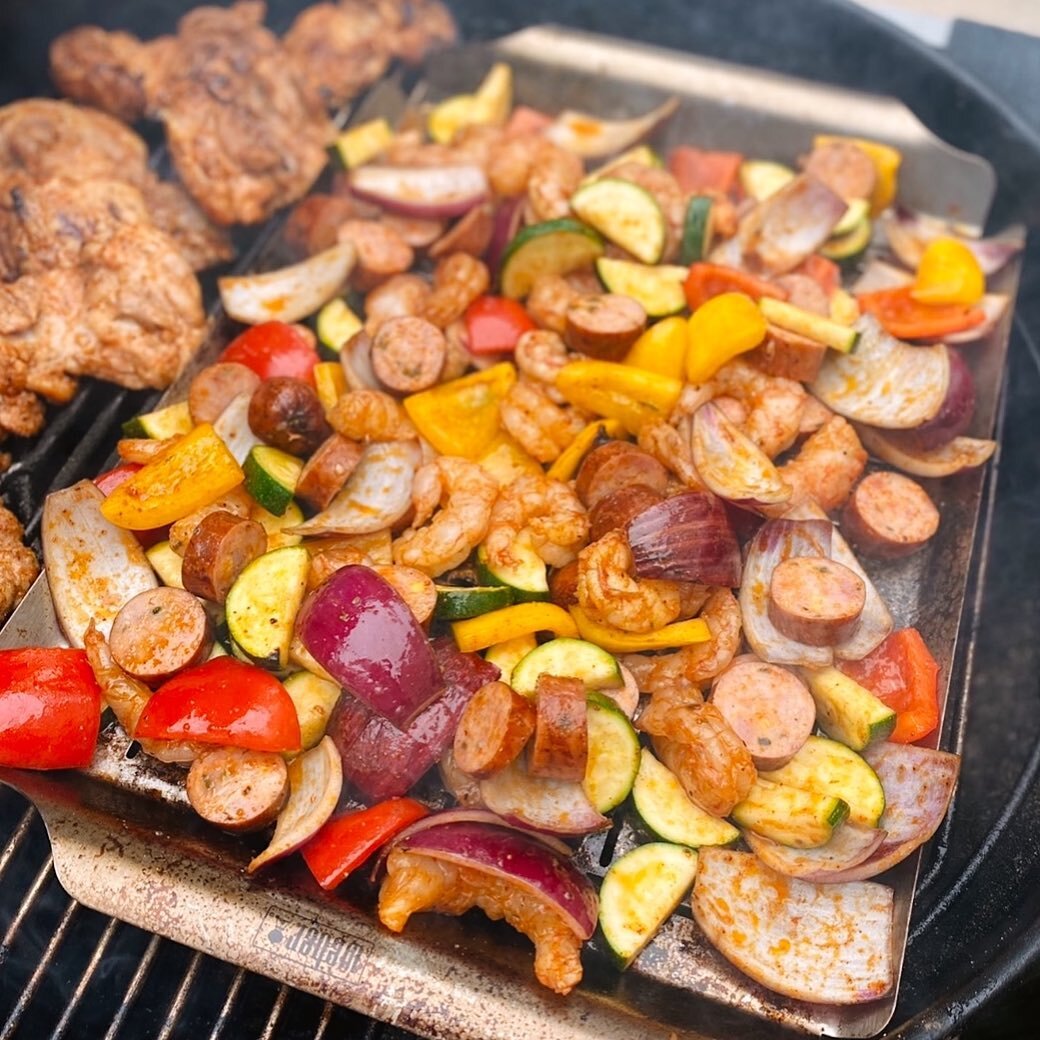 IT&rsquo;S GRILL SZN! ☀️😎
.
EASY RECIPE: Toss some sausage + your favorite veggies + olive oil + salt &amp; pepper&hellip;.and sit back and enjoy your favorite beverage🍻 till dinner is done!

#registersausage #registers #sausage #grilling #grilling