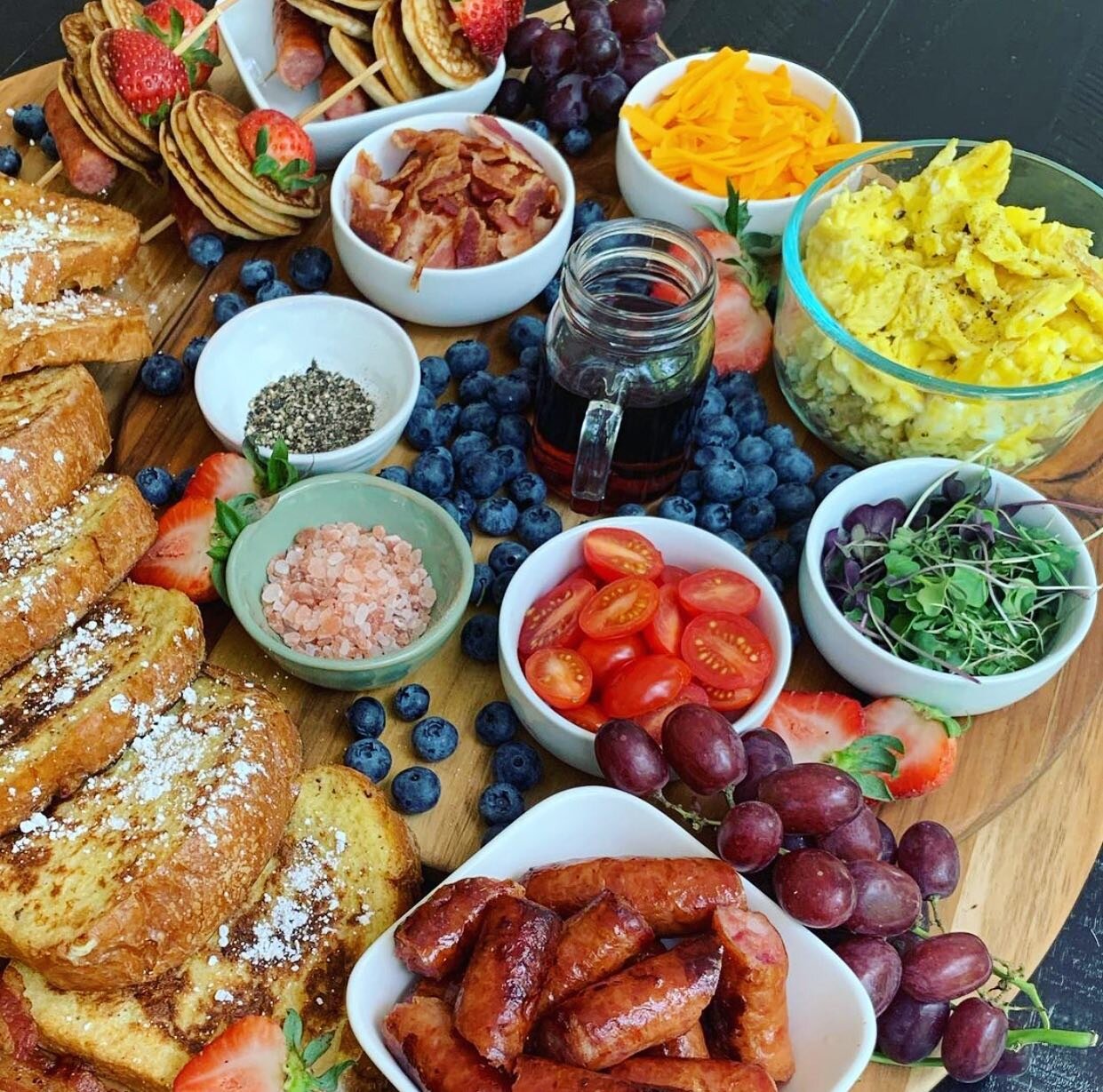 This brunch board game is ELITE 😍
.
.
Brought to you by our wildly talented friend @tallycheeseboards 
.
.
.
.
.
#registerssausage #registers #registerssausagelover #brunch #breakfast #brunchboard #sausage #smokedsausage #tallycheeseboards