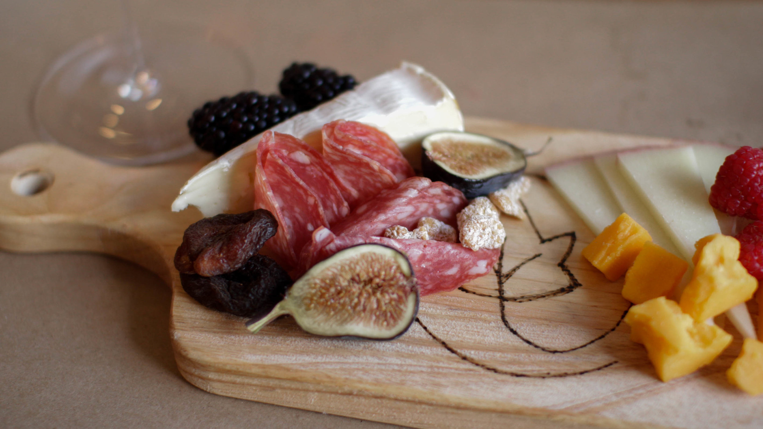 How to arrange a charcuterie board for serving