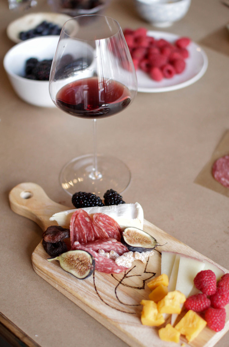 How to assemble a cheese and charcuterie board