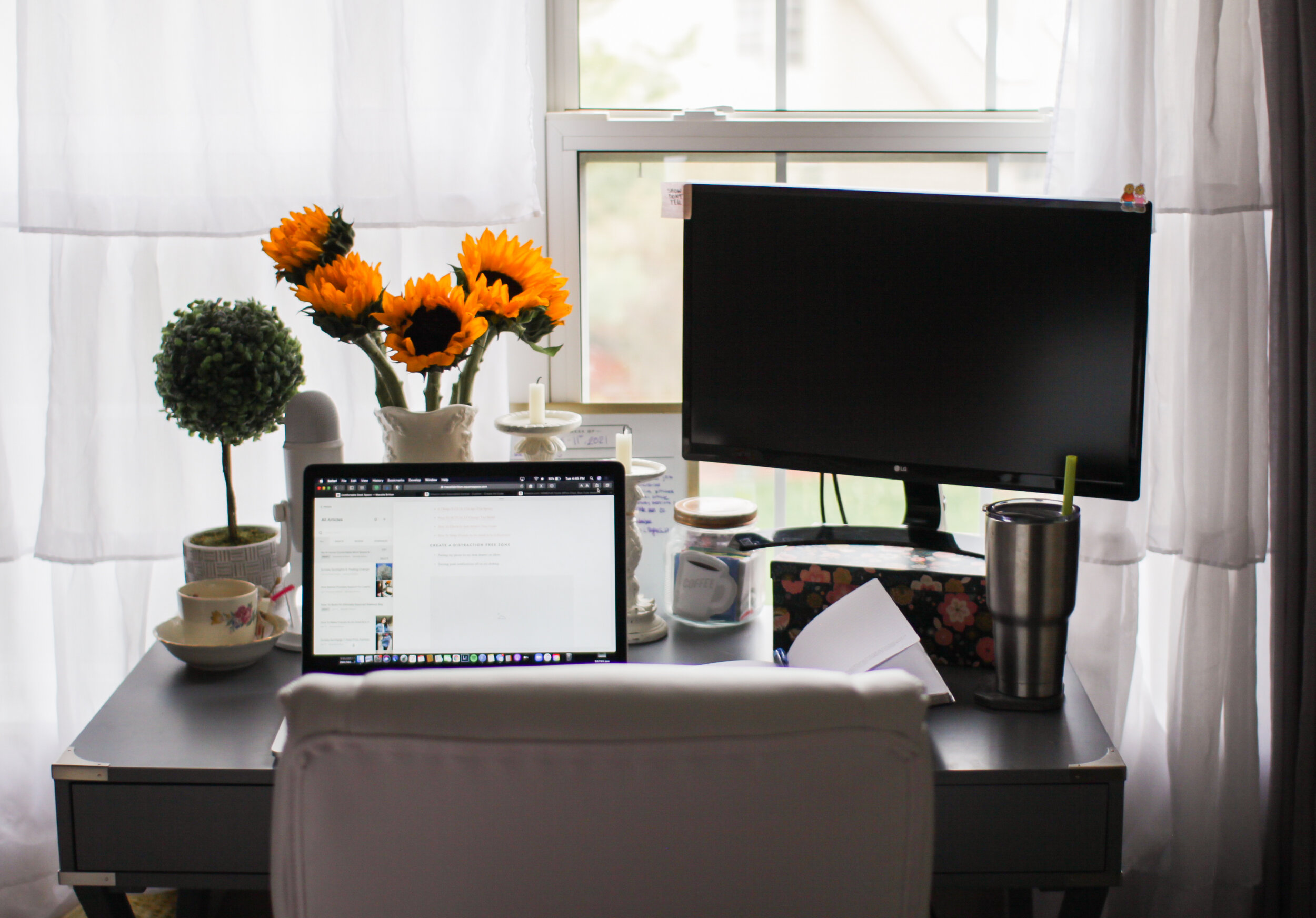 How to create a cozy and comfortable desk to work from home