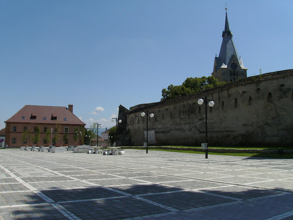 Square and Fortified Church in Codlea (copyright: creative commons )