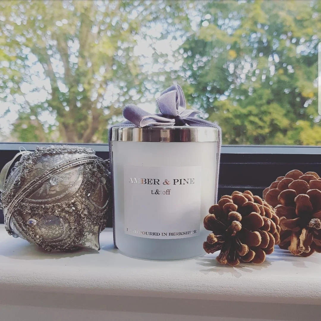 The t.&toff Christmas candle: Christmas pine surrounded by frosted white glass