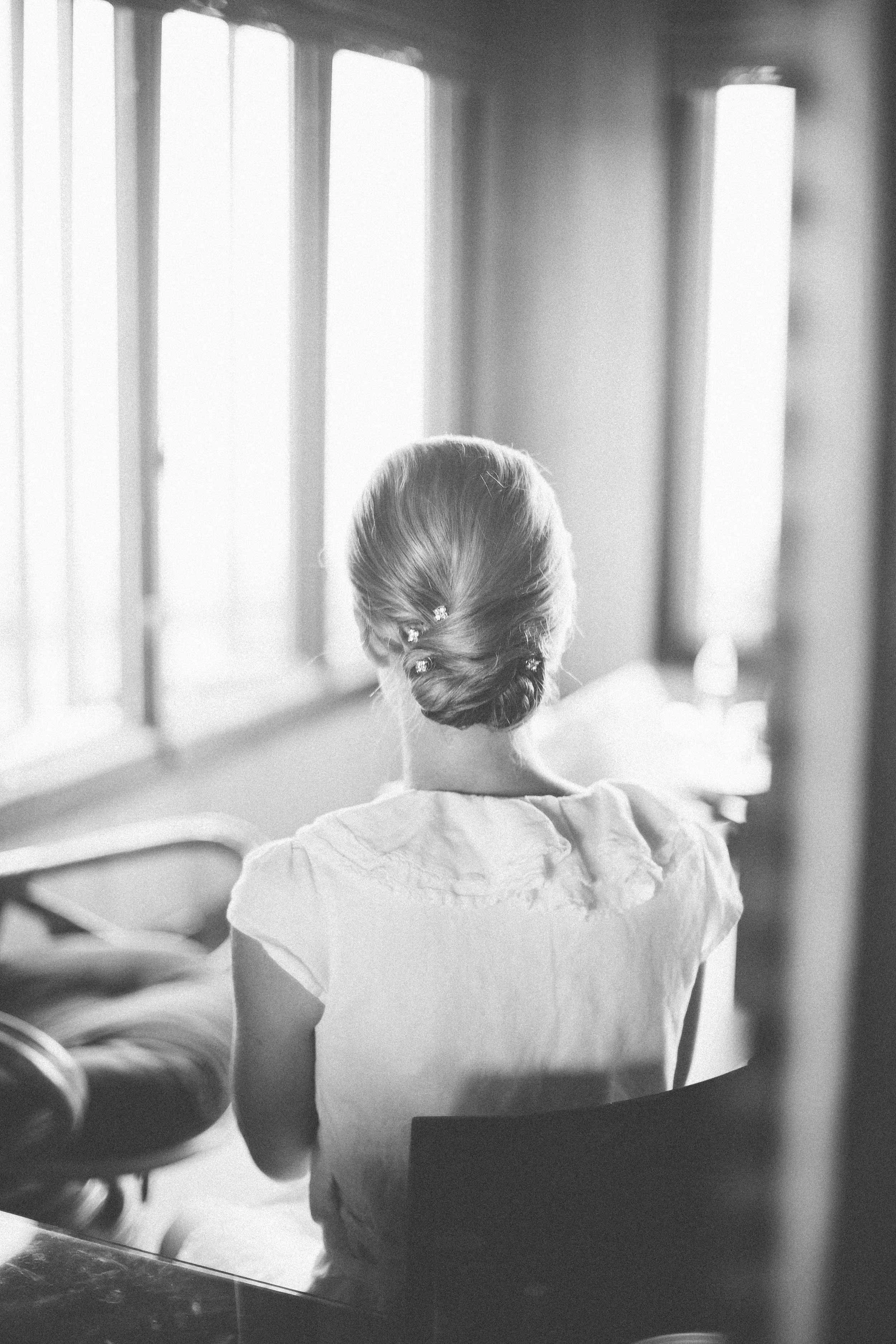 Bride getting ready at Holualoa Inn in Kona Hawaii
