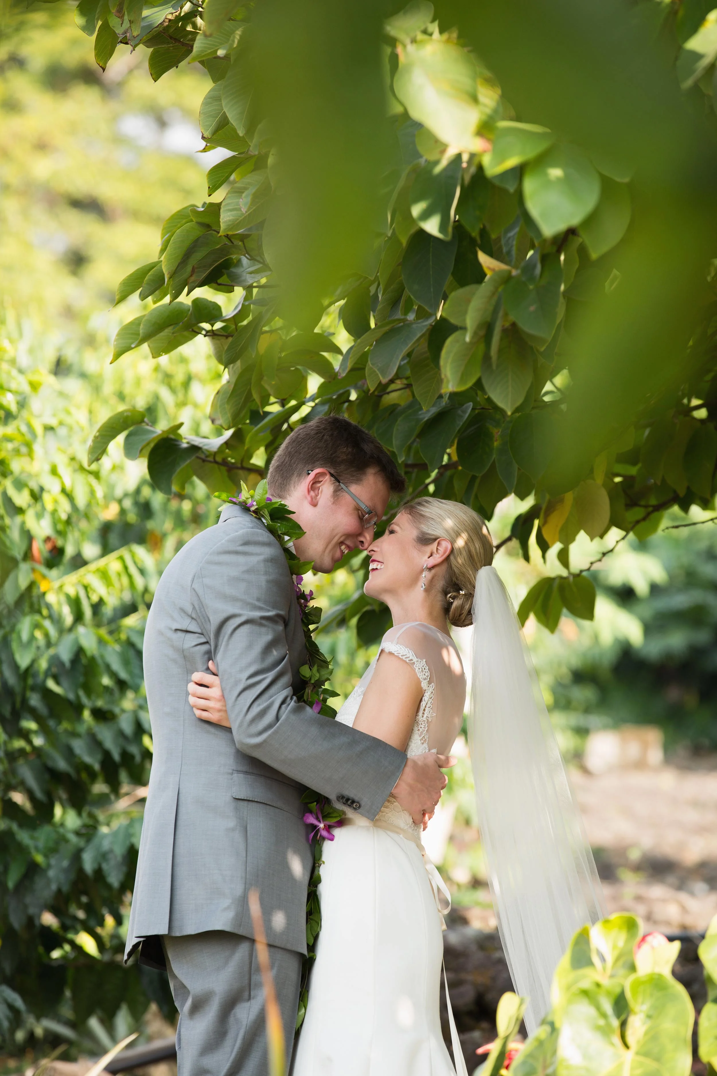 Bride and groom have First Look at Holualoa Inn in Kona Hawaii