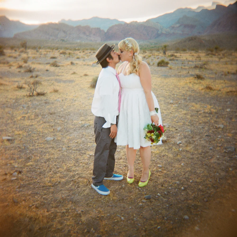 bride and groom kiss in the desert in las vegas