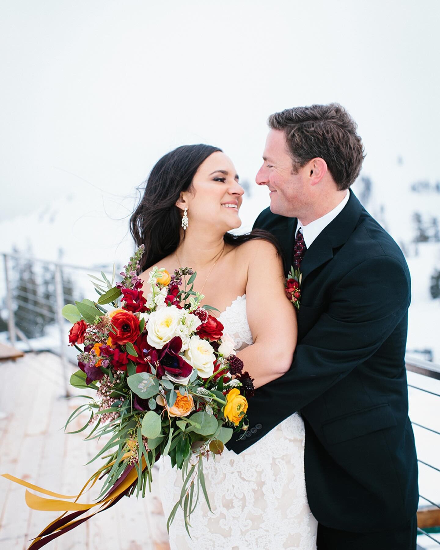 Happy anniversary J &amp; S! 🎉 Their mountaintop 🏔️ wedding was a stunner In Lake Tahoe.
.
.
.
.
.
Featured on @tahoeunveiled 
@palisadesweddings 
@cloudnineeventco 
@bandbdesigns_brandiechisholm 
@mckenziemorrisonmakeup 
#happyanniversary #laketah