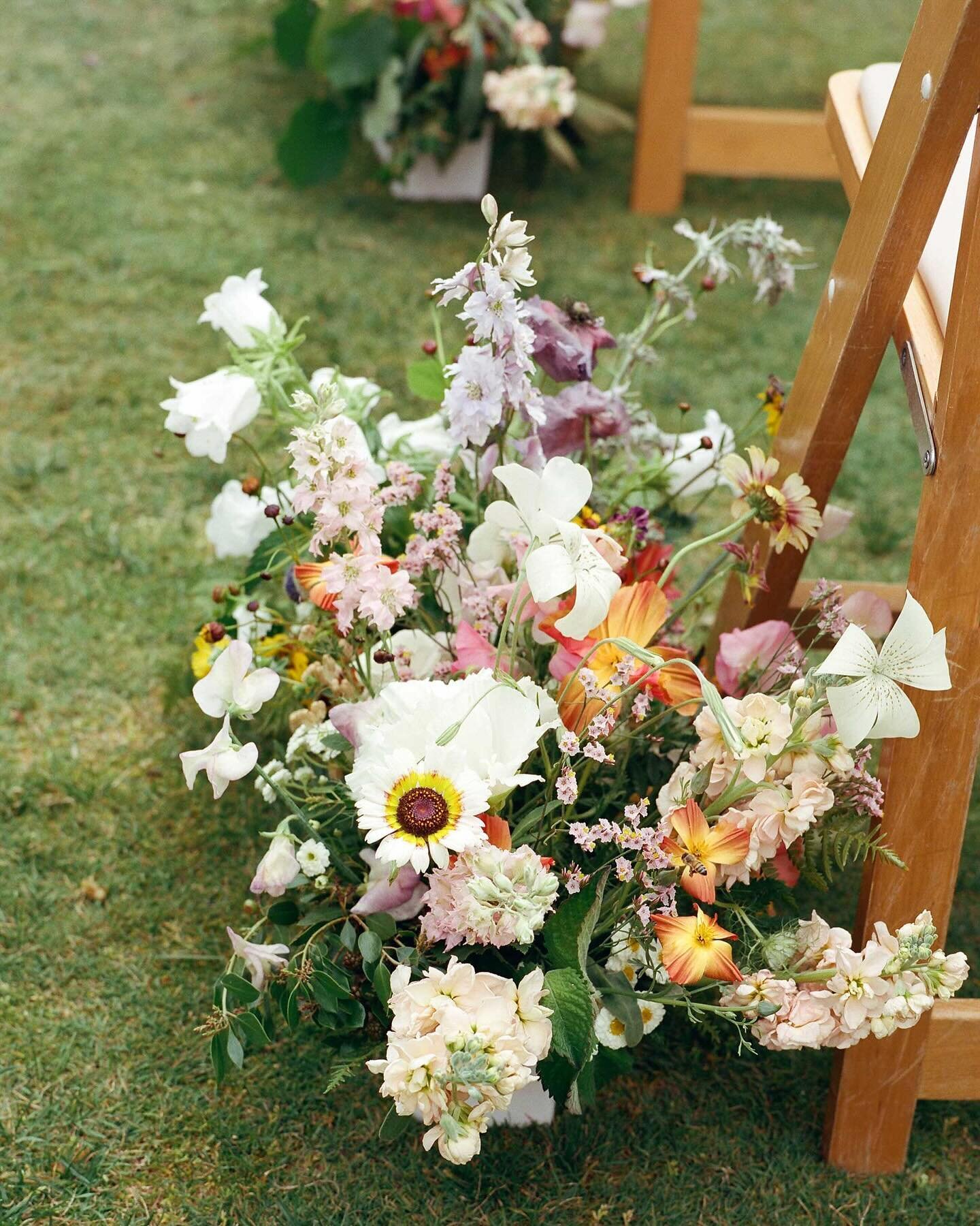 Ever wonder how a florist works to bring together a floral design vision for the wedding couple? These beautiful ceremony aisle flowers from @abitofearthflowers were inspired by a vision of springtime in Tahoe. All the flowers are California natives 