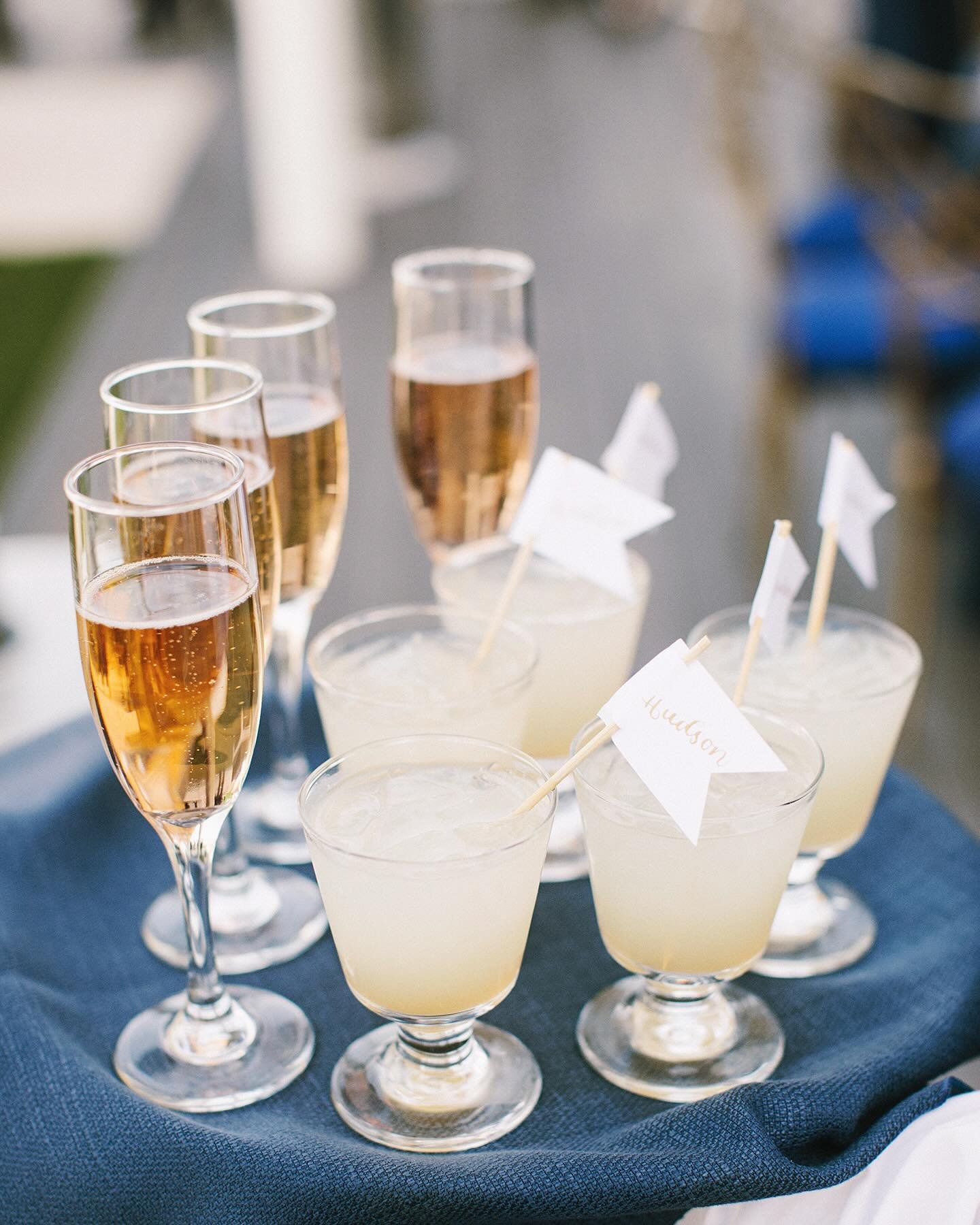 Welcome drinks! 🥂 A nice option to greet your guests with for your outdoor ceremony&mdash;why wait till cocktail hour? Also happy anniversary to the Hudsons!
.
.
.
.
.
Venue &amp; Catering: @sfyc1869 
Planner: Bella Concierge
Florist: @poppyspetalwo