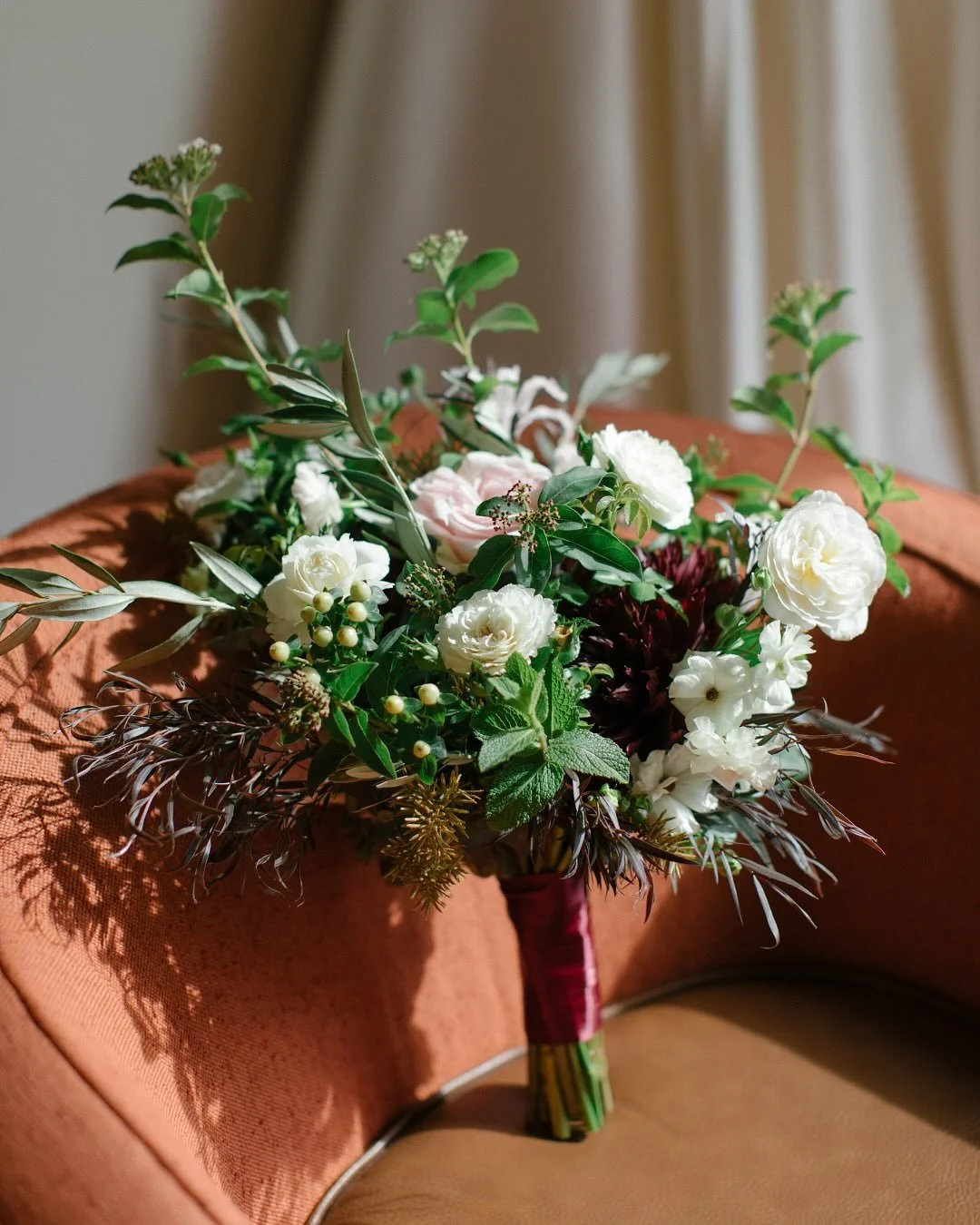 Fall florals are my favorite.
Photographing them is even better. 🌻

.
.
.
.
.
Bride&rsquo;s Bouquet: @twobirdsartistry 
Florals: @katesblossoms 
Venue: @cavallopoint
Dress: @wtoowatters

#sonyayruelphotography #fallflorals #bayareaweddingphotographe