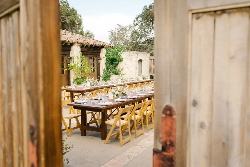 What is it about fall that makes it feel like very meal should be shared outdoors: organic, abundant, and family style? 

This bride and groom made their entrance to Fleetwood Mac (a perfect vibe) on the Rose Patio at @holmanranch , where rustic eleg