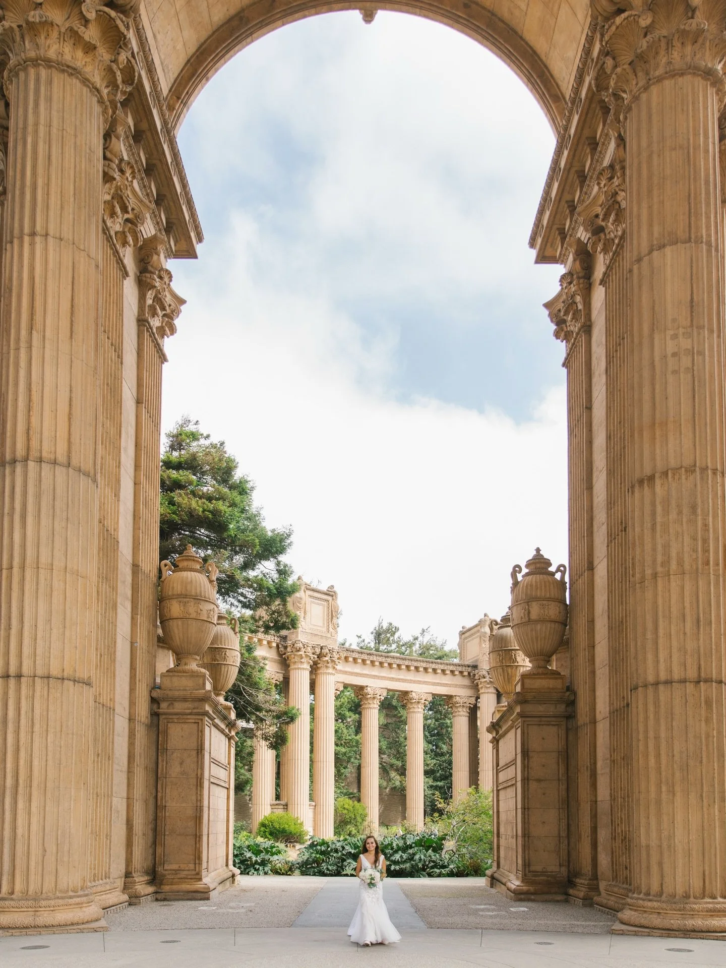 If your wedding vision includes European architecture suitable for a grand entrance, you don&rsquo;t have to book a flight. The Palace of Fine Arts is right here in the Bay Area. 🤍

.
.
.
.
.
.
#sonyayruelphotography #sanfranciscoweddingphotographer