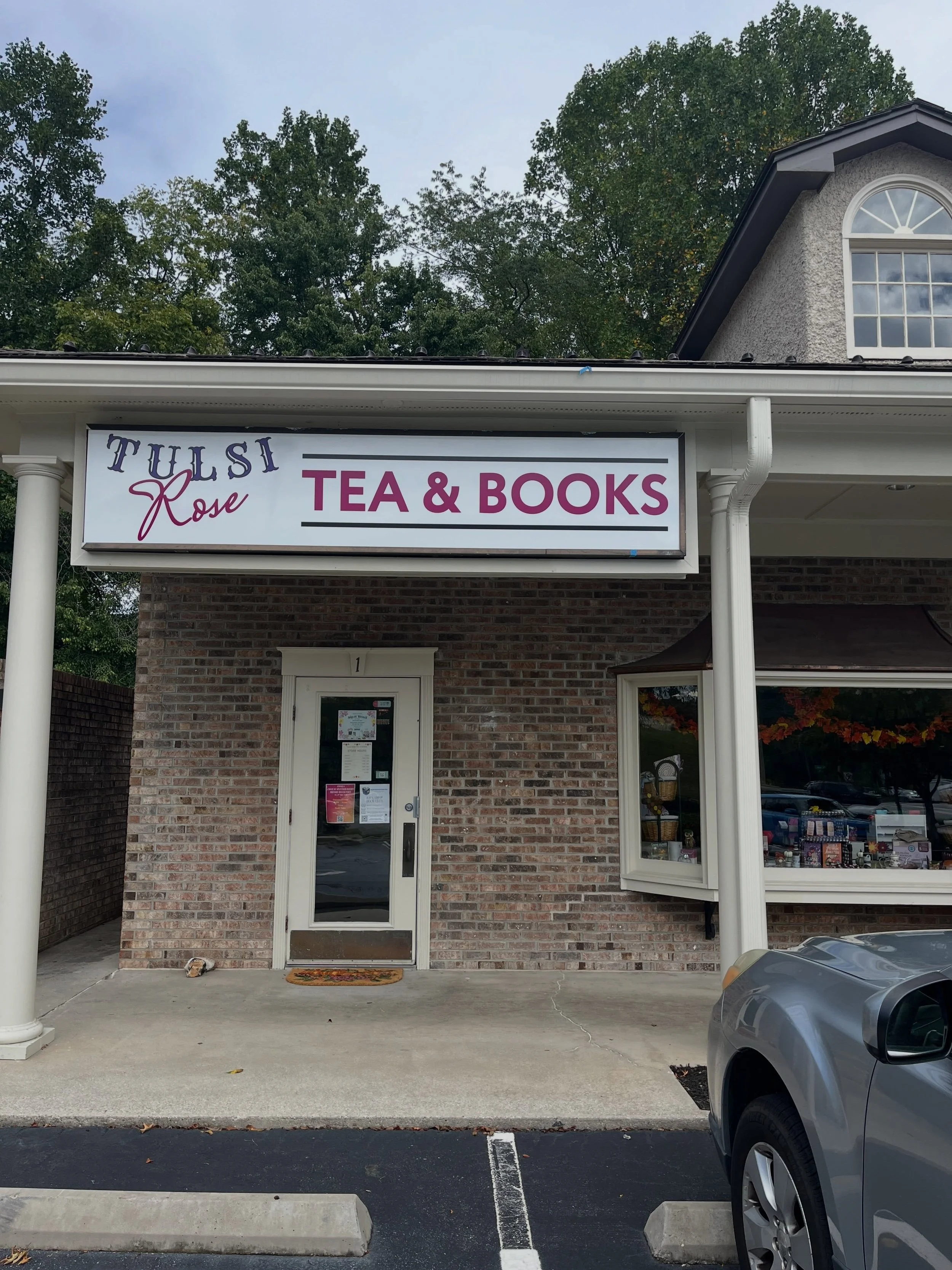 Popped in to @tulsirosetea in South Asheville today and soaked up the charm! If you love books, tea, and comfortable, well curated spaces, stop on by!
#avl #bookstores #eatreaddrinktea