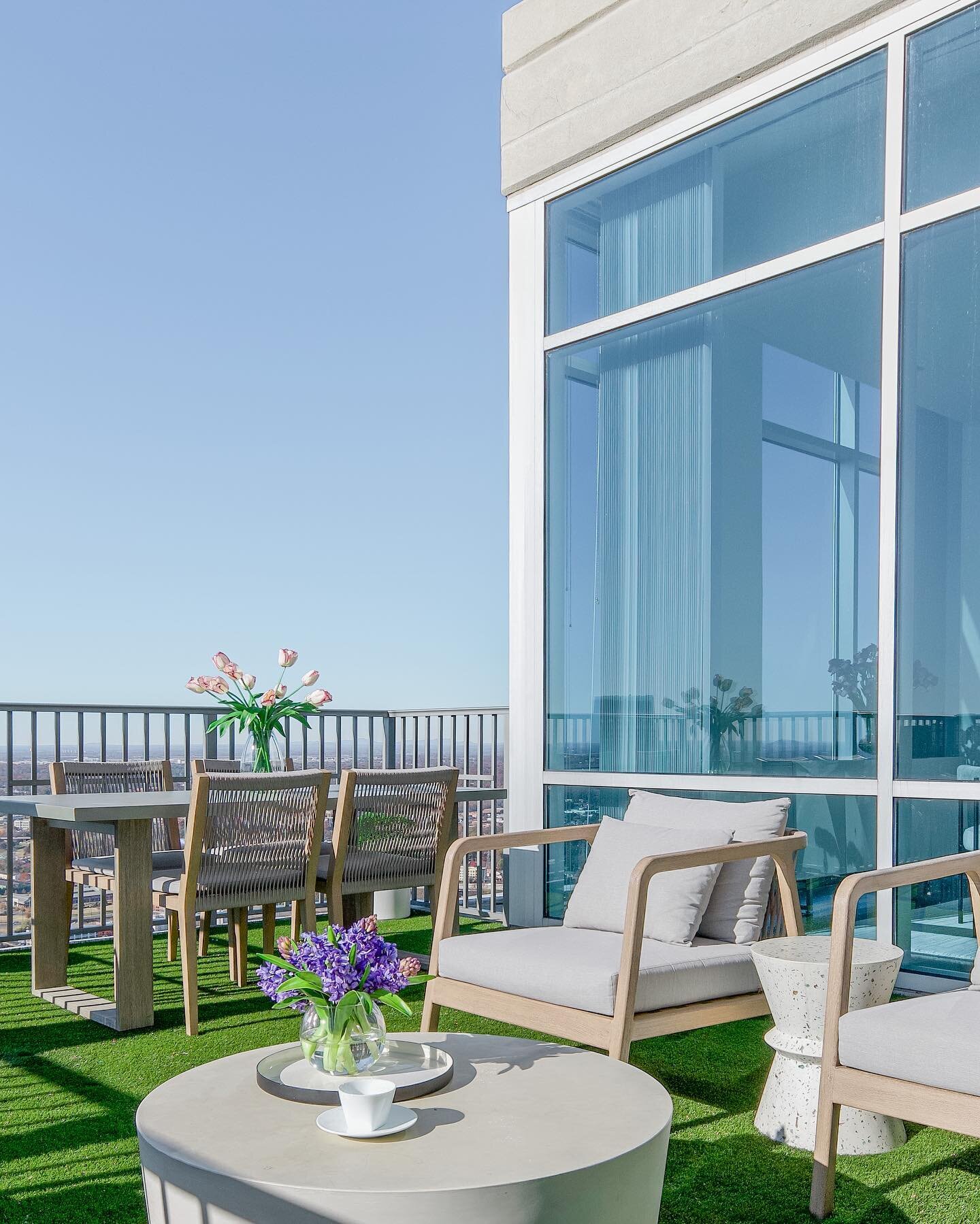 I think it&rsquo;s safe to safe this terrace is pinch proof ☘️ Happy St. Patrick&rsquo;s Day!
.
Design @onyx_interiors 
Photo @victoriamoonphoto 
.
.
.
#cltbuilders #cltinteriors #charlottehomedesign #charlottehomestaging #charlottehomebuilders #cltr