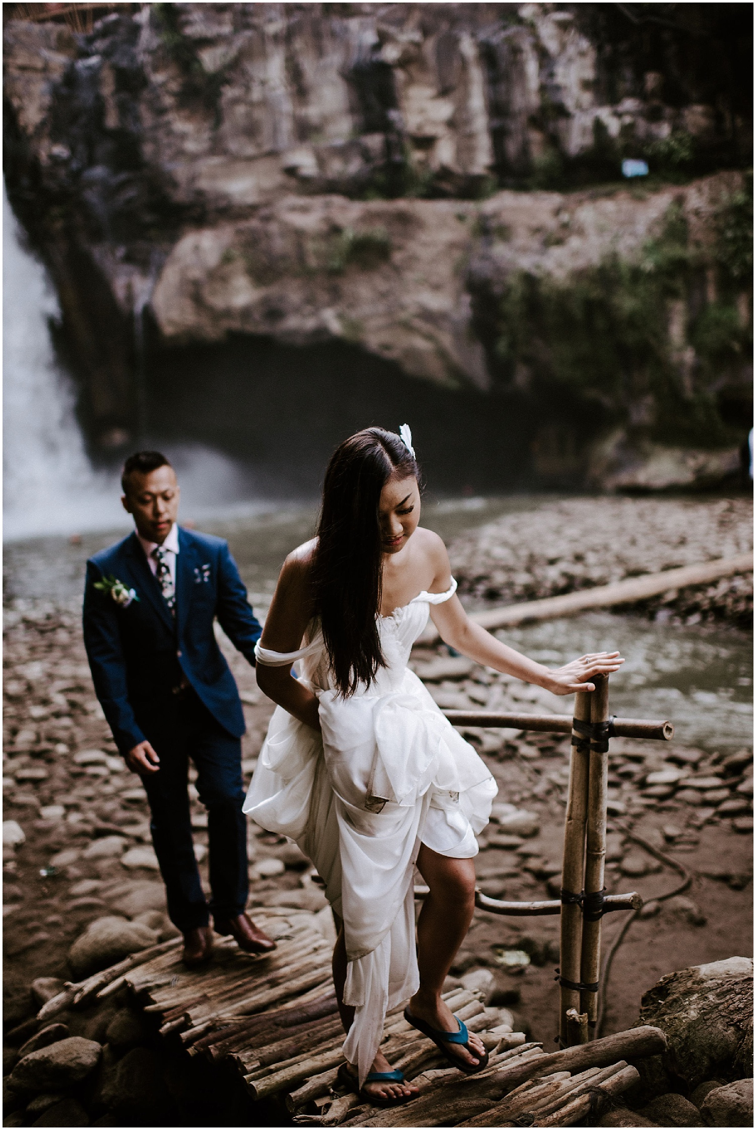 adventurous couples photos in ubud bali at tegenungan waterfall
