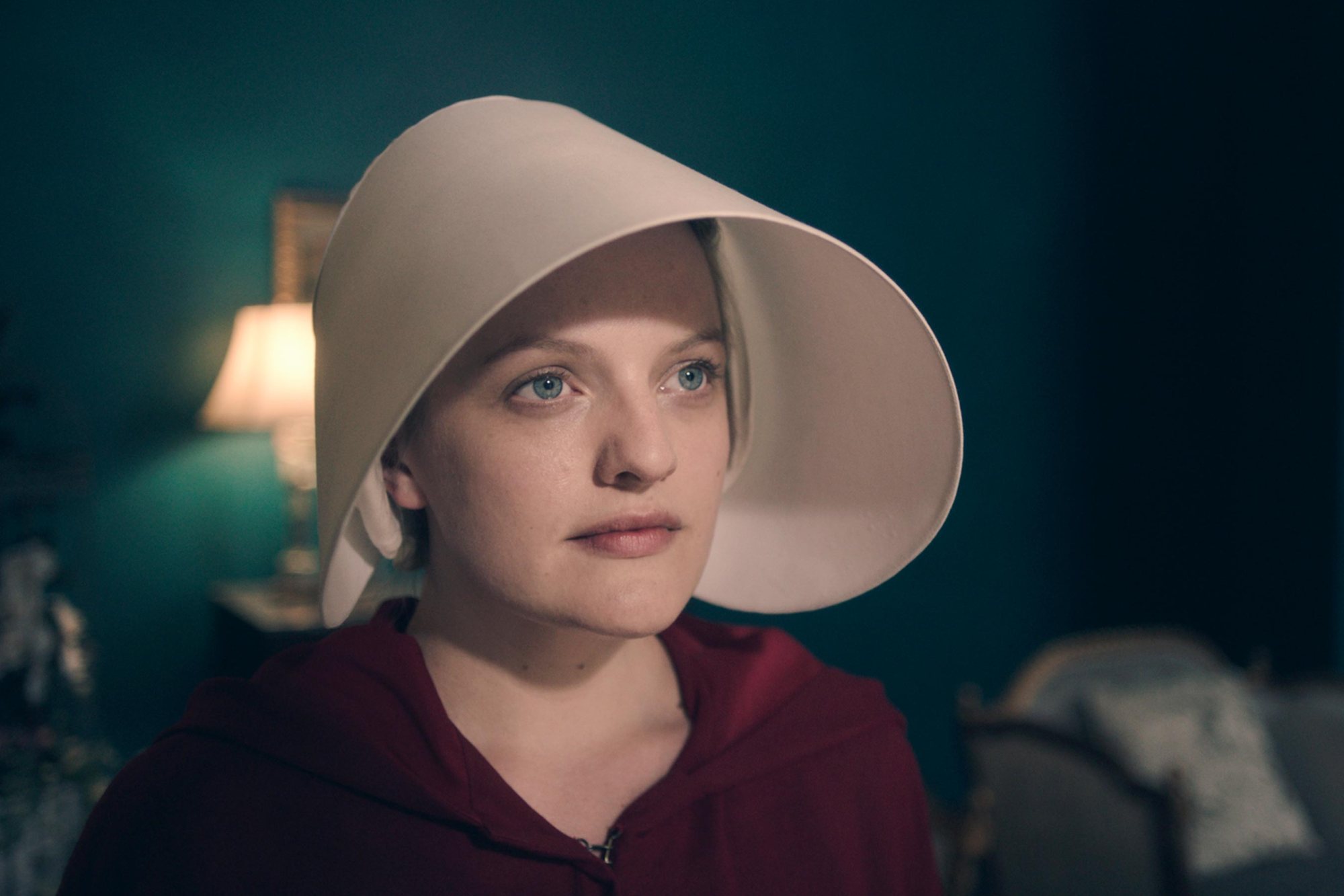 Elisabeth Moss as Offred 