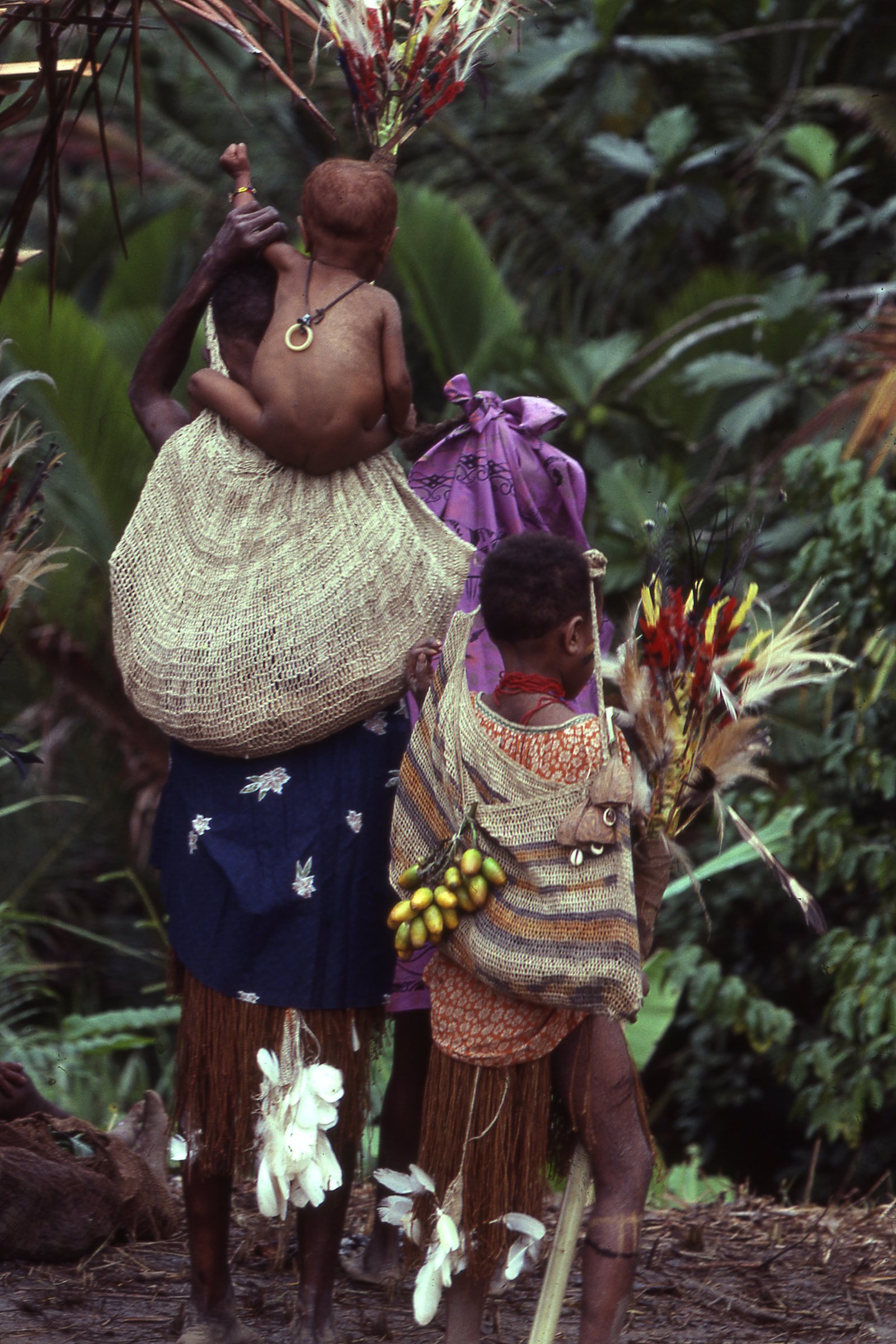 Waina woman and girl wearing string bags and ritual attire (Photo M. MacKenzie).