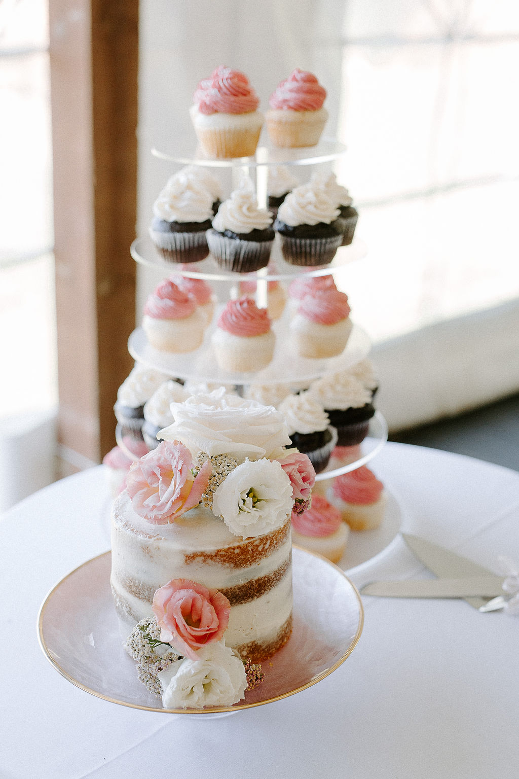 Fresh Flowers on Wedding Cake- Weddings in Winnipeg