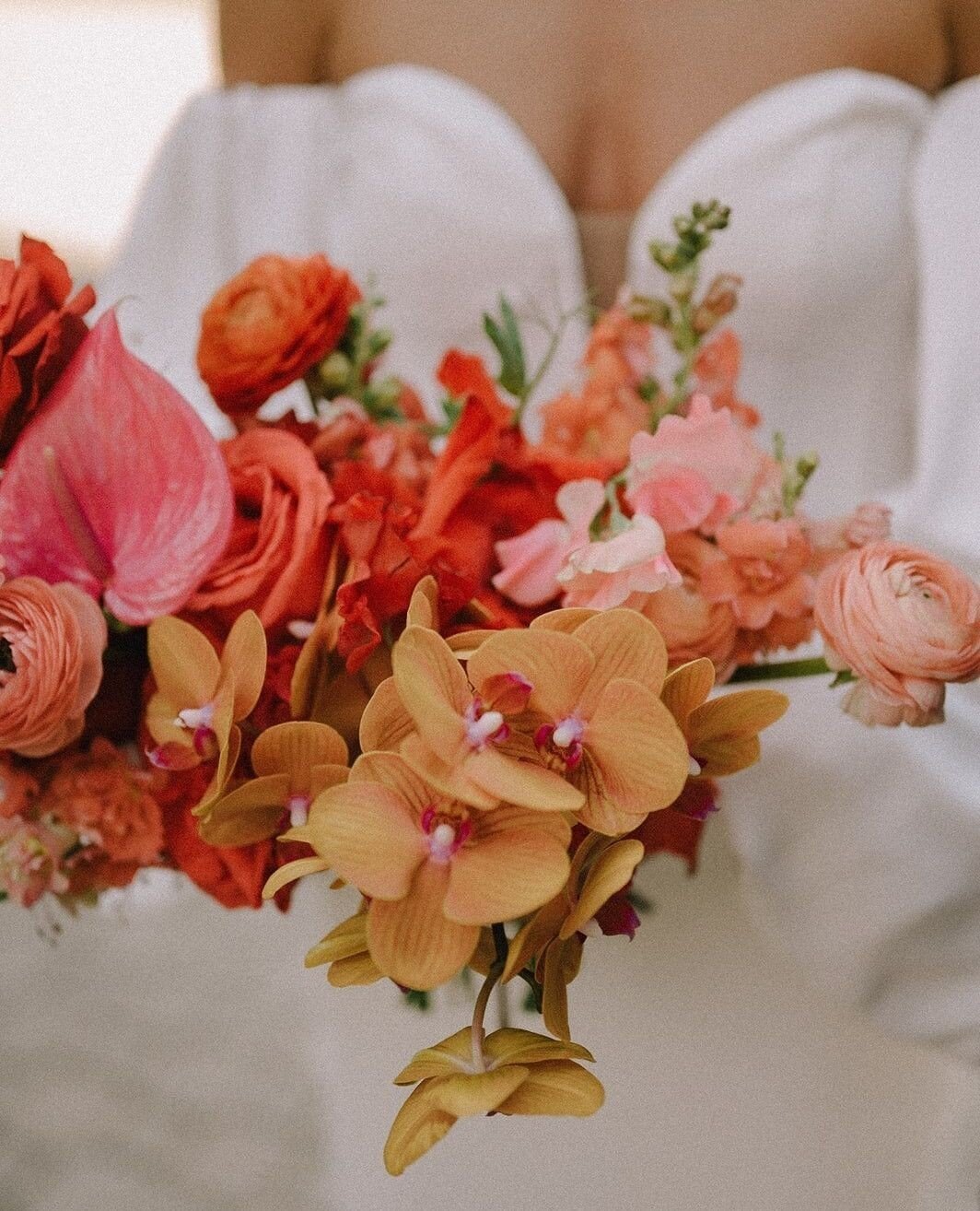 Always and forever a favourite bouquet ❤️ ⁠
⁠
@natashalao @izabelarachwalweddings