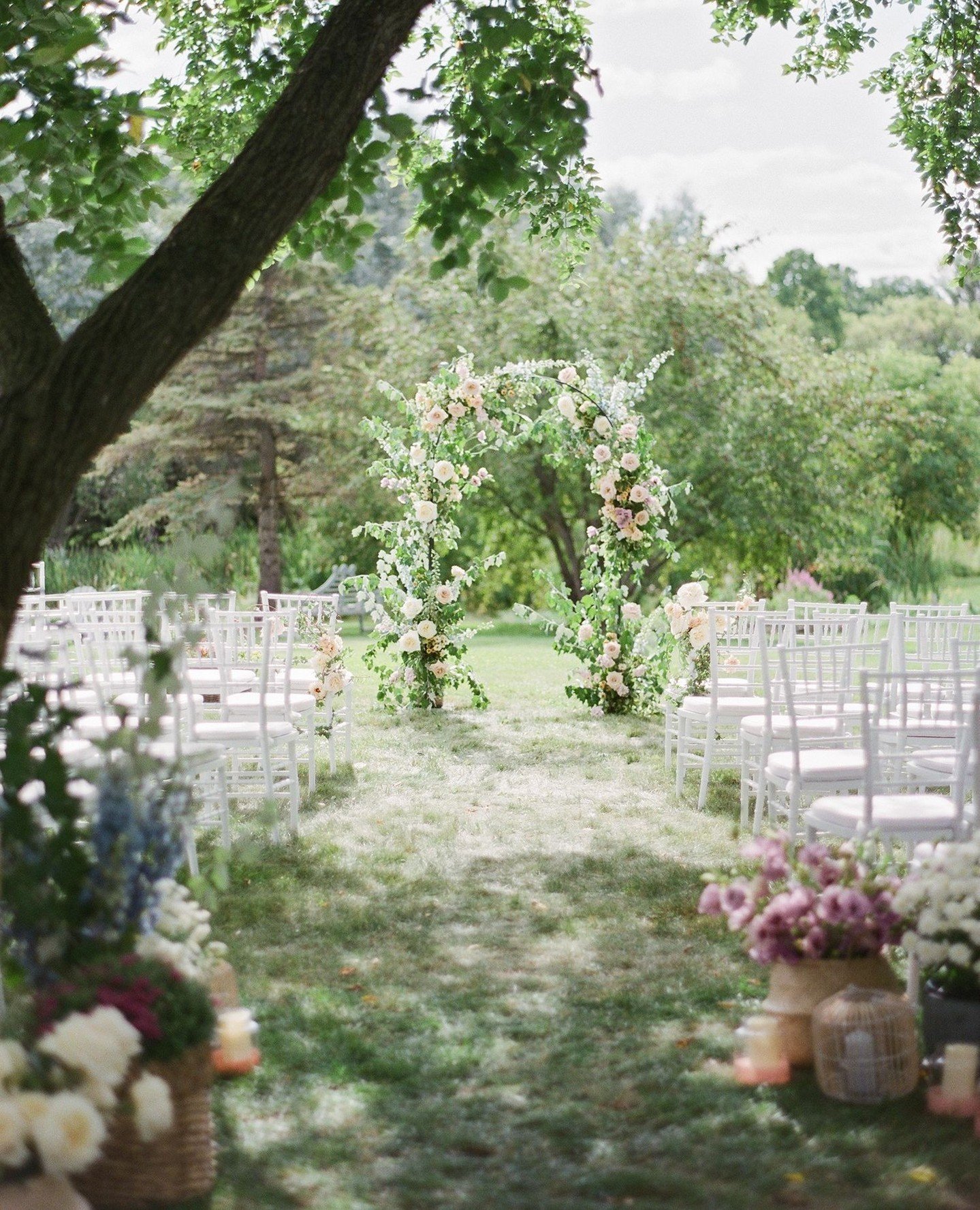 A forever favourite wedding ceremony setup ✨ I can't tell you how much I love when your weddings (even just a portion of the day) are at your home, or a family home, like Brenna and Michael's was. Being in your own yard, under your own trees, in a sp