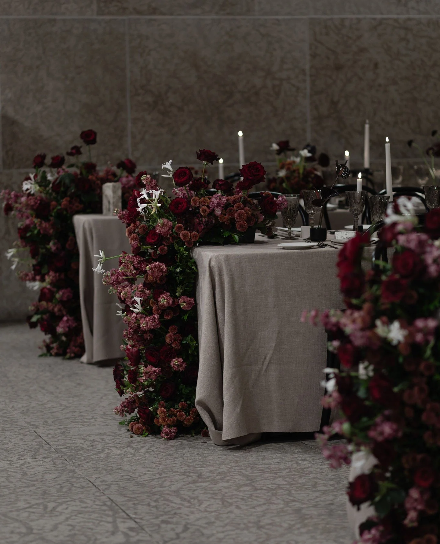A forever favourite &hearts;️⁠
⁠
J&amp;M's October wedding was filled with flowers, with modern and sculptural design moments, the most delicious and deep accents, incredibly chic fashion, and stunning photography. ⁠
⁠
See it all on my blog for all t