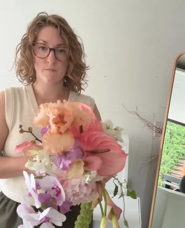 Favourite flowers I got to hold in my hands this year, part 2. And honestly, there's always more. Every single week I get to work with these, I find something new to marvel at. I'm so grateful this is my job! ⁠
⁠
⁠
The WORLD'S MOST PERFECT iris, whic