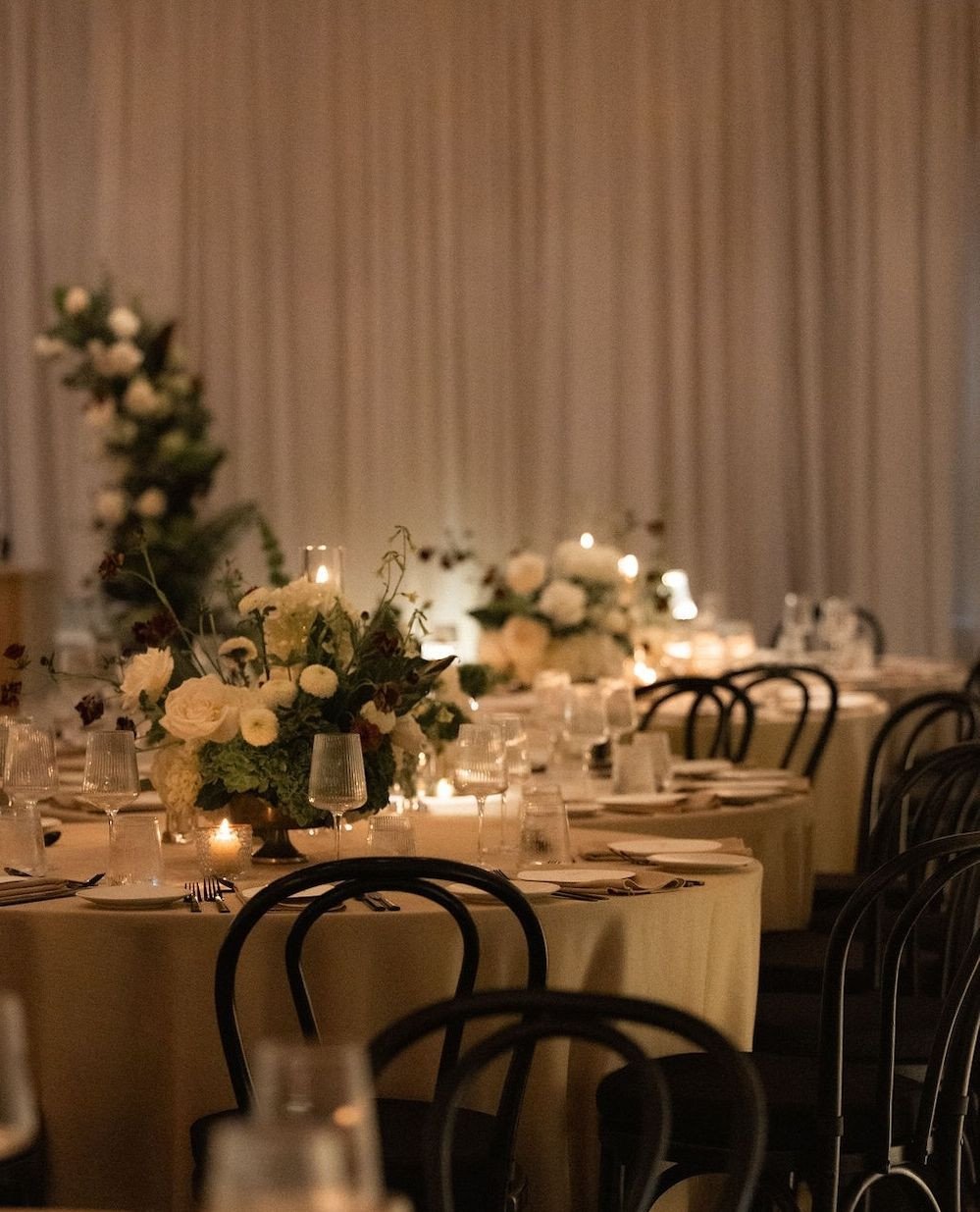 Now on the blog: Leilah and Keven's modern-meets-classic wedding at @manitobaclubweddings. ⁠
⁠
Unique, personal, and interesting details. A cohesive design plan that allowed for both a great flow AND beauty. Layered, chic florals. And a really wonder