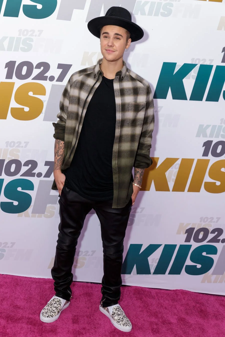justin-bieber-celebreties-kiss-wango-tango-3.jpg